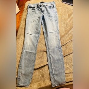 NWOT Womens Express light wash/ acid wash skinny jeans jeggings size 8 mid rise